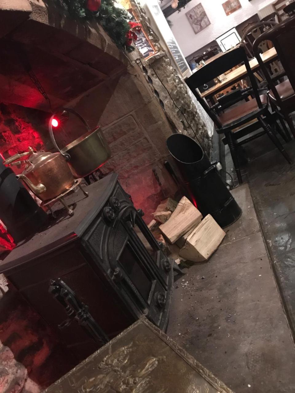 The George Inn Castleton  Exterior photo